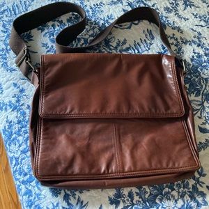 Wilson’s Leather Messenger Bag